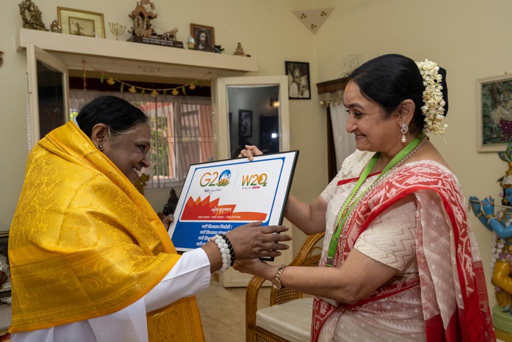 Mata Amritanandamayi with Dr. Sandhya Purecha, W20